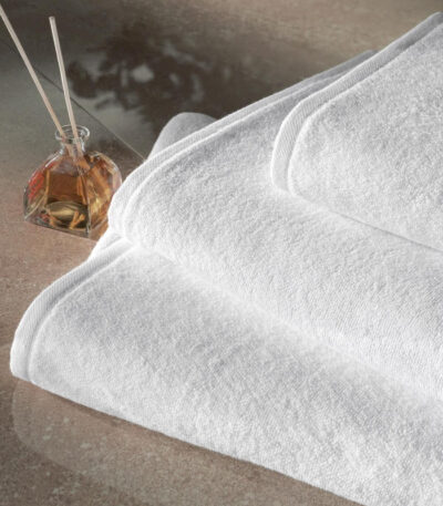 Бяла хавлия Themis детайл от 100% памучно качество