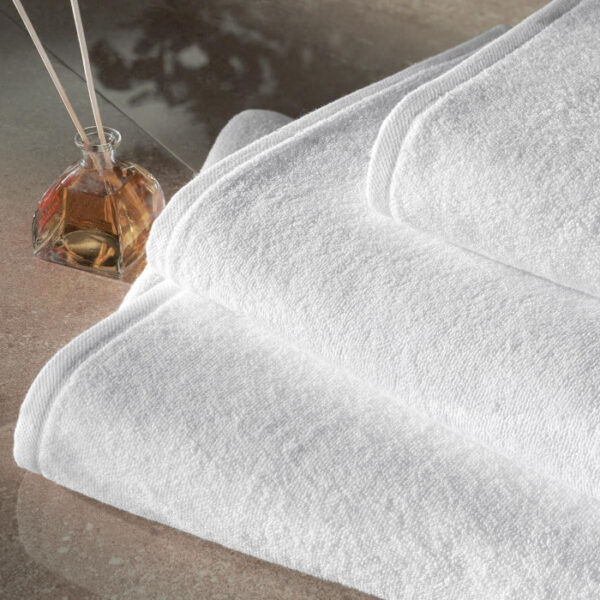 Бяла хавлия Themis детайл от 100% памучно качество