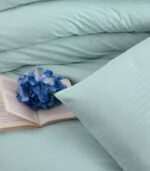 Детайл от памучен сатен спално бельо - гладка сатенова текстура с райета