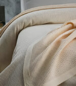 Декоративно покривало за спалня крем цвят размери 220x240