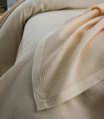 Памучно Покривало за Спалня 220×240 см – Крем с Пчелен Вязел