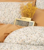 Детайл пигментен печат дребен флорален мотив спално бельо Пози бежово ранфорс